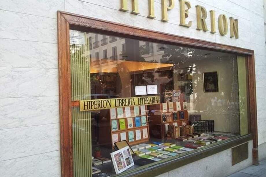 El único local de Hiperión, ubicado en el centro neurálgico del Madrid turístico, es el último refugio de locos y soñadores que buscan poesía.