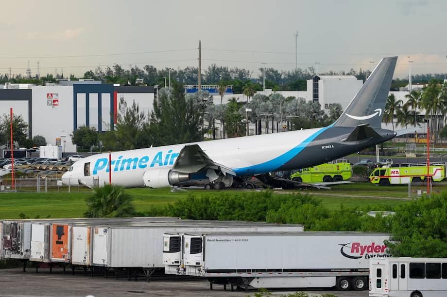 Fotografía de un avión de carga con el logotipo de Amazon este domingo, en el Aeropuerto Internacional de Miami (EE.UU.).