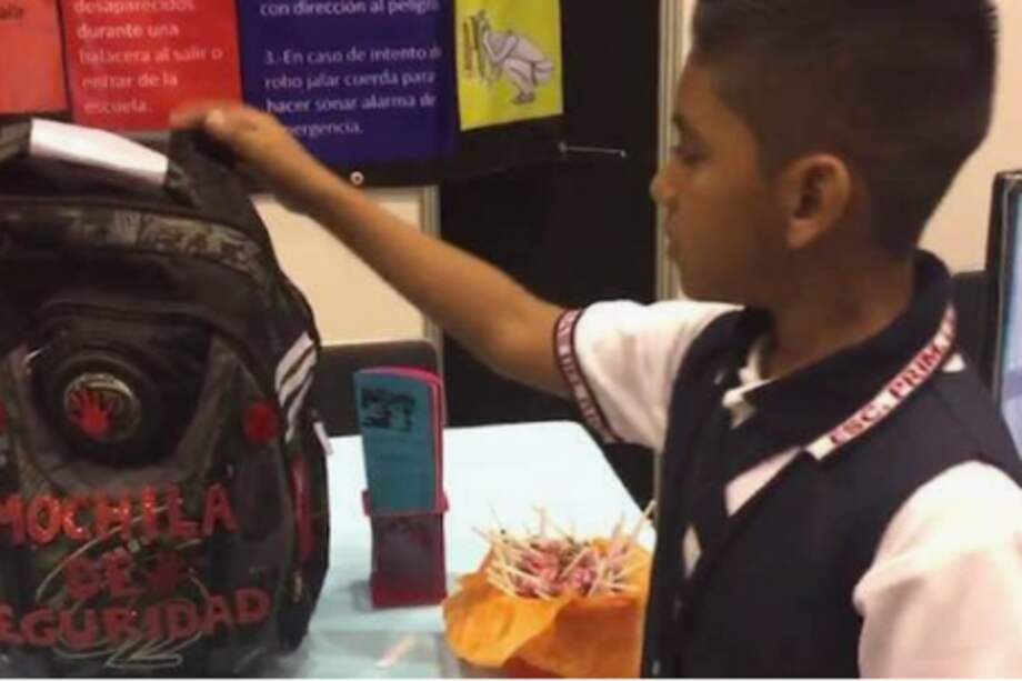 Inspirado en la inseguridad, niño de 11 años diseña un morral antibalas