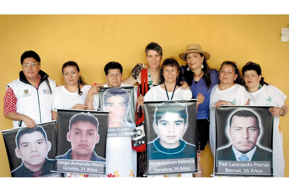 En Cartagena, con las madres de Soacha: Gustavo Ramírez, director del Archivo de Bogotá; Andrea Echeverry, autora de la música del documental, y su directora Alexandra Cardona. / Luis Fernando Muñetón