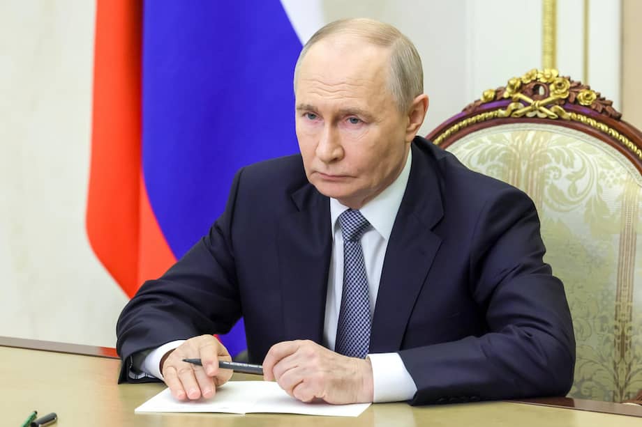 El presidente ruso Vladimir Putin se reúne con el comandante de las Fuerzas de Misiles Estratégicos rusas, el coronel general Sergei Karakayev.