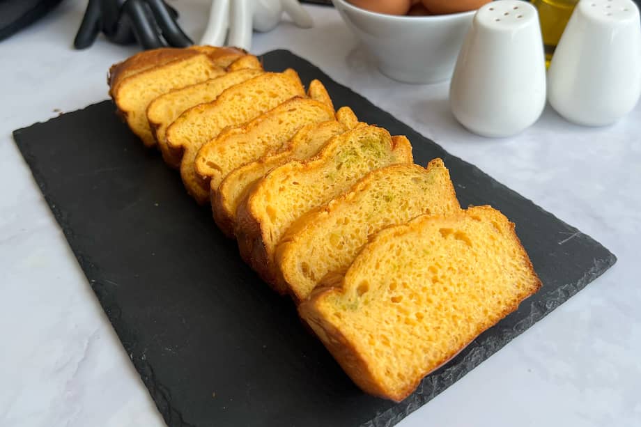 Usa esencia de vainilla en este bizcocho sin harinas para darle sabor.