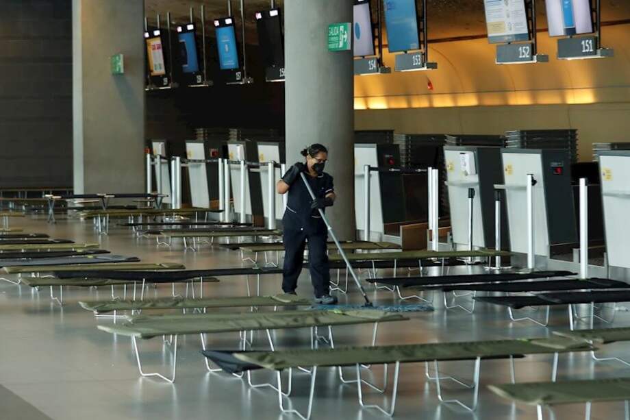 El aeropuerto El Dorado se transformó en hotel para ayudar a extranjeros varados en Bogotá por coronavirus. / EFE