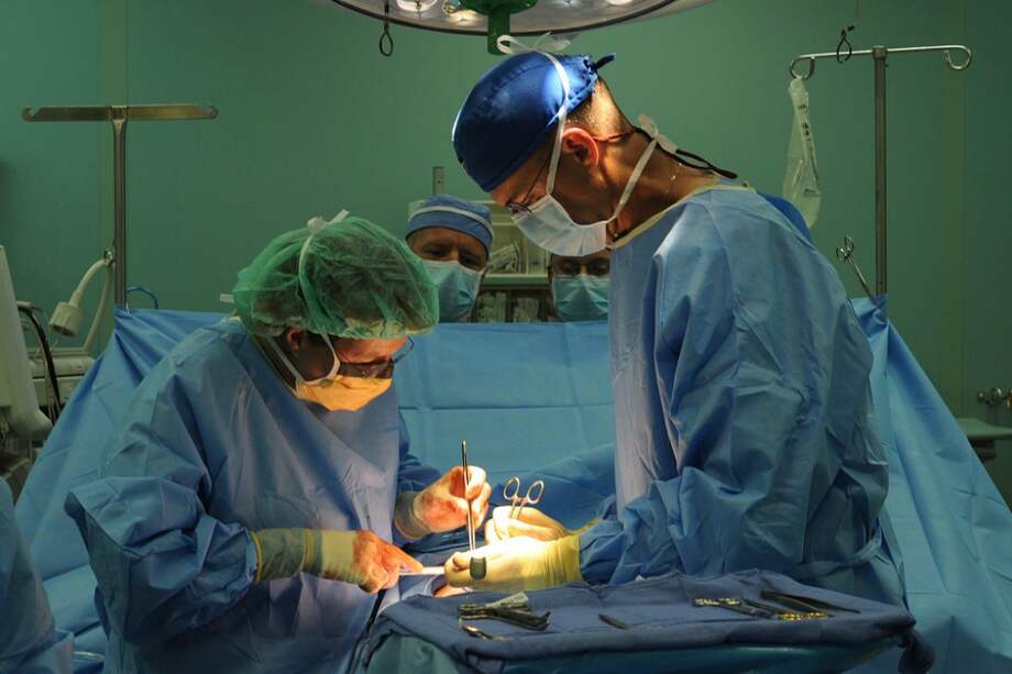 La intervención se había llevado a cabo en mayo de 2016, pero solo hasta ahora mostró resultados satisfactorios. El paciente ya puede hablar, comer y respirar sin dificultades. / Pixabay