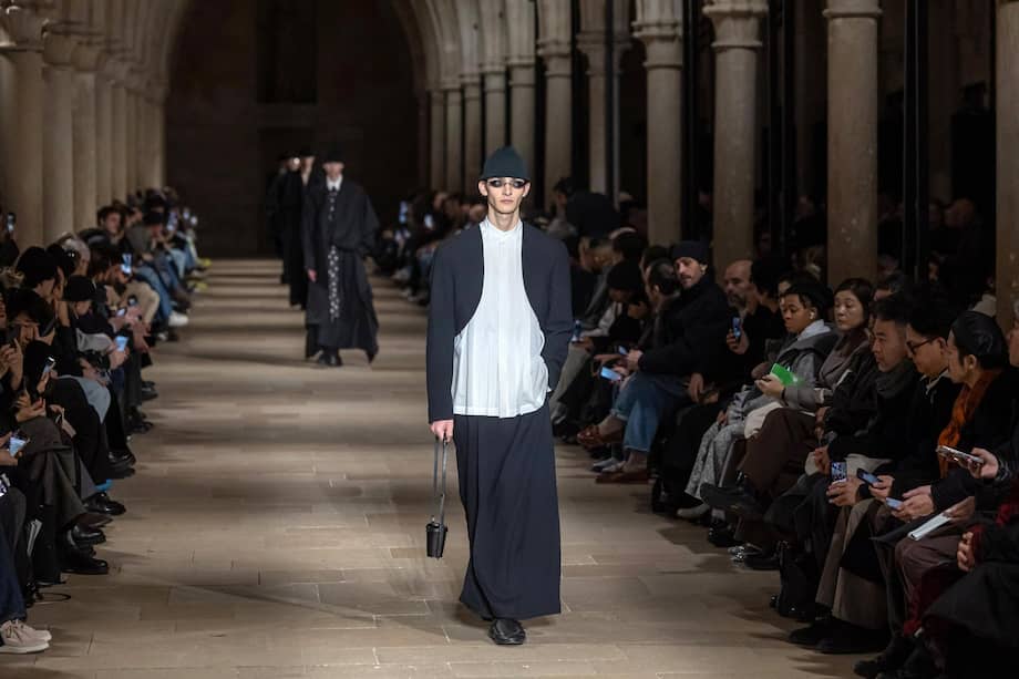 Modelos presentan creaciones de la colección Otoño/Invierno 2026/2027 de la casa de moda Issey Miyake durante la Semana de la Moda de París, en París, Francia. /Imagen de referencia / EFE/ Christophe Petit Tesson