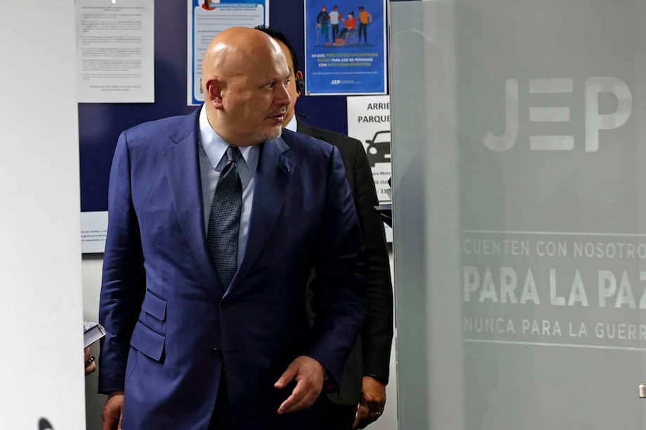 El fiscal de la Corte Penal Internacional (CPI), Karim Khan, a su llegada a la sede de la Jurisdicción Especial para la Paz (JEP) para una reunión el presidente de la JEP, el magistrado Roberto Vidal.