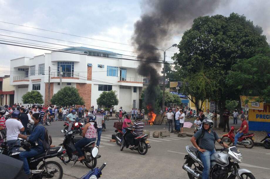 Las protestas en Yopal por agua potable terminaron en confrontaciones que fueron controladas con intermediación de la Iglesia. / Hélber Turmequé - El Tiempo