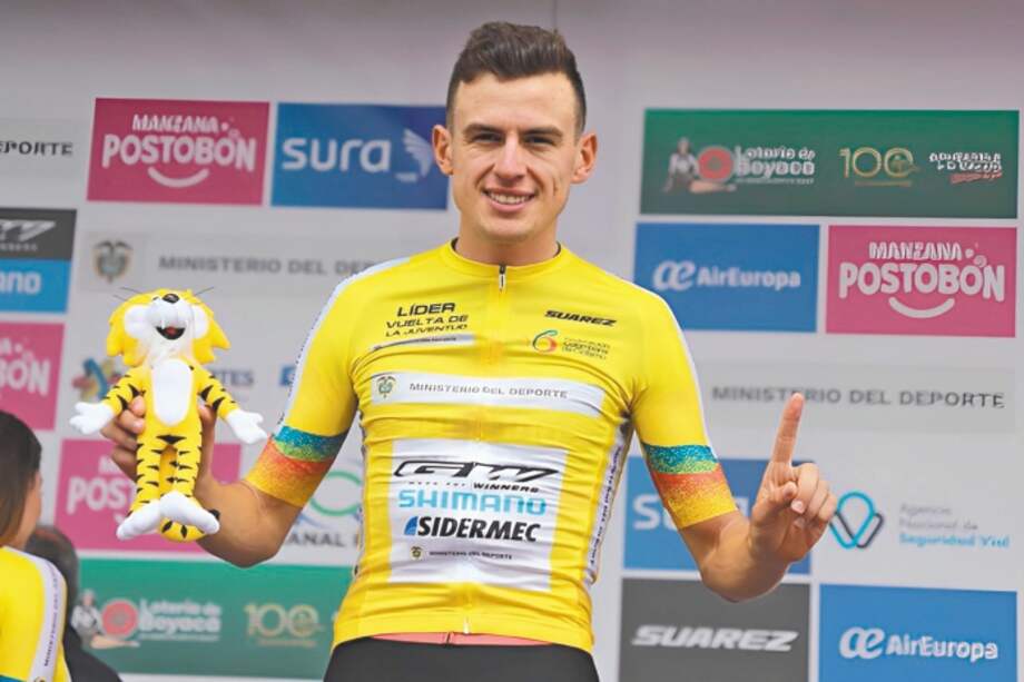 Germán Darío Gómez en el podio de Tocancipá, Cundinamarca, con la camiseta de líder de la Vuelta de la Juventud 2023. / FCC