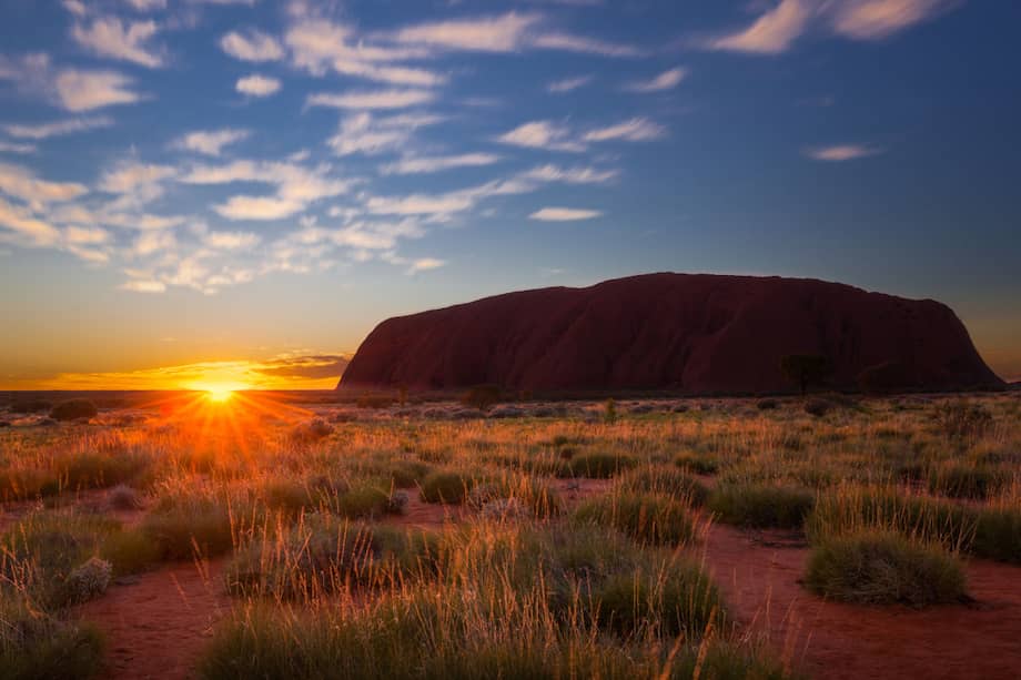 Uluru, amanecer en la roca sagrada australiana: este monolito sagrado, de 340 metros de altura, irradia misticismo y belleza. Se dice que en esta roca, ubicada en el Parque Nacional Uluru-Kata Tjuta, viven seres mitológicos. Al menos ese es el mensaje que ha pasado de generación en generación entre las tribus de indígenas australianas. Sea verdad o no, lo que es indiscutible es que el amanecer aquí es algo único.