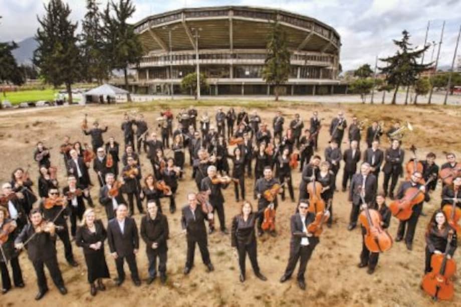 Imagen de los músicos de la Filarmónica de Bogotá el día en que se había concretado la primera sede para la orquesta. / / Revista “Semana”