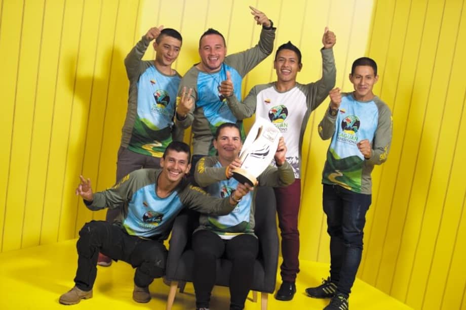 Arriba: Jimmy Charry, Frellin Noreña, José David Gamboa y Edison Gaviria. Abajo: Édgar Portela y Lorena Leiva. Seis de los ocho integrantes de Remando por la Paz. / Nelson Sierra G.