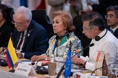 La canciller Rosa Villavicencio (centro) acompañó al presidente Gustavo Petro (der.) en la cumbre entre la Celac y la Unión Europea.