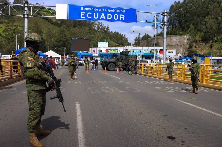 Militares ecuatorianos que custodian la frontera entre Ecuador y Colombia en el puente internacional Rumichaca, en la provincia de Carchi (Ecuador).