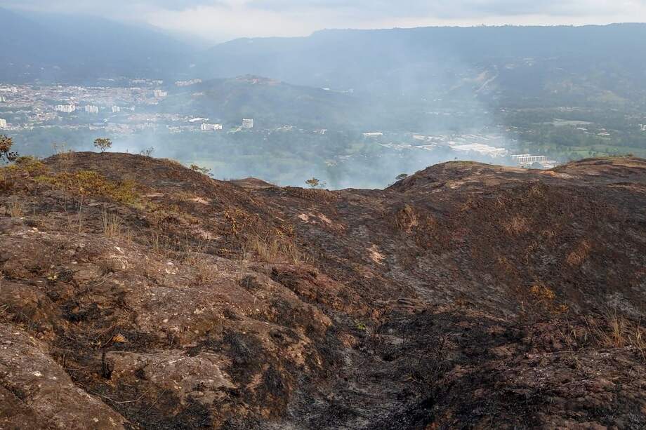 La conflagración afectó 40 hectáreas de vegetación de la vereda Guatiguará.