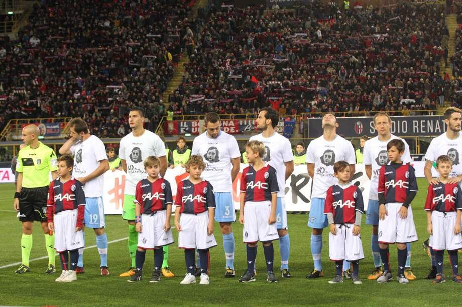 Jugadores de Lazio lucieron camisetas con el rostro de Ana Frank y el llamado: “No al antisemitismo”. / EFE