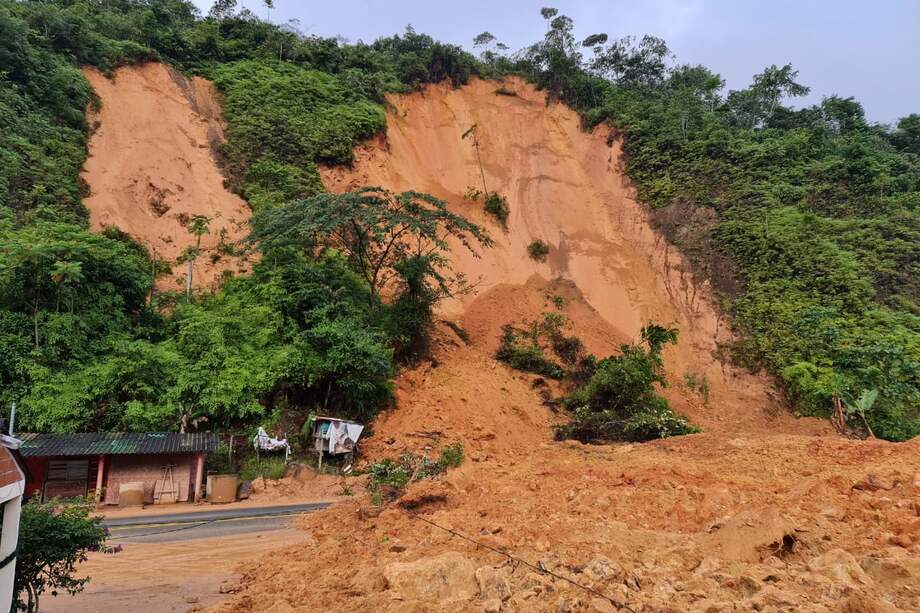 Así quedó la carretera luego del deslizamiento de tierra. Las autoridades están haciendo el trabajo de búsqueda del menor desaparecido y remoción de la tierra.