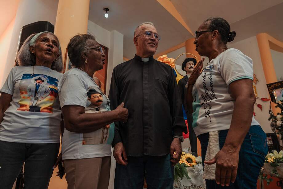 La gente hacía fila para fotografiarse con el padre Numa Molina tras una misa en Marizapa, Venezuela.