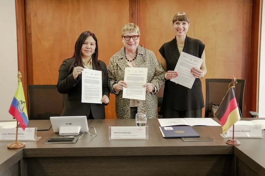 La viceministra de Educación preescolar, básica y media, Lucy Maritza Molina Acosta; la embajadora de Alemania en Colombia, Martina Klumpp; y la directora del Instituto Goethe en Colombia, Stephanie Maiwald, firmaron el memorando de entendimiento.
