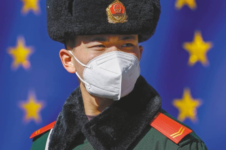 Pekín (China), 24/02/2023.- Un soldado monta guardia tras una rueda de prensa de la Unión Europea sobre la invasión rusa a gran escala de un año en Ucrania, en Pekín, China, este viernes. EFE/MARK R. CRISTINO