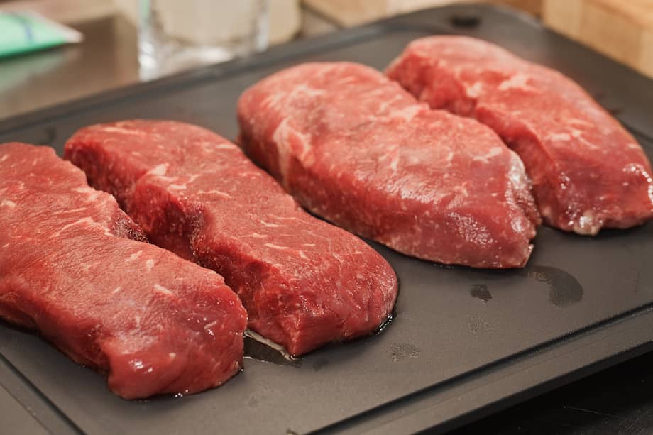 "La temperatura ambiente es la peor opción para descongelar carne, ya que la calidad del producto final es mucho menor e incluso se puede llegar a dañar", dice Camilo Currea, chef y experto en carnes.