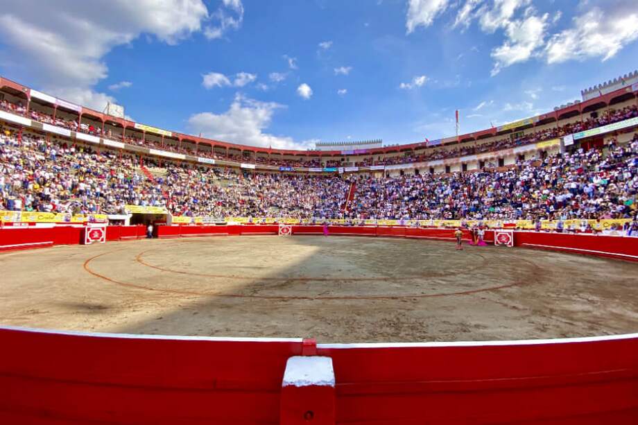 La afición de Manizales respondió a la feria más importante de toros del país con una gran entrada en un día soleado. Niños, jóvenes y adultos disfrutaron.
/ Cortesía: Plaza de Toros de Manizales - Bryan Santiago Grisales Chica.