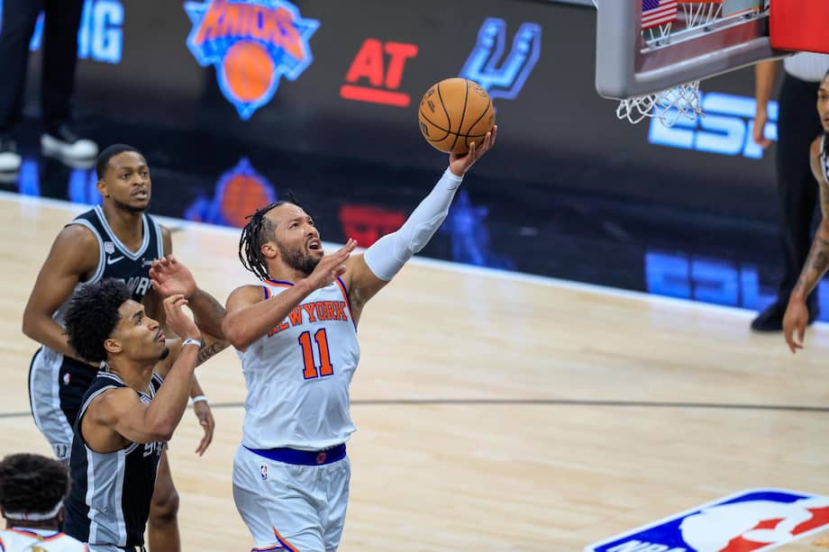 Con una actuación decisiva de Jalen Brunson, los Knicks derrotaron 105-95 a los Spurs en San Antonio y tomaron ventaja 1-0 en la serie por el campeonato de la NBA.