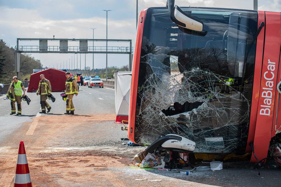 Los servicios de emergencia se encuentran en la escena de un accidente de tráfico que involucró a un autocar Blablacar en la autopista E19 en Sint-Job-in-'t-Goor, Brecht.