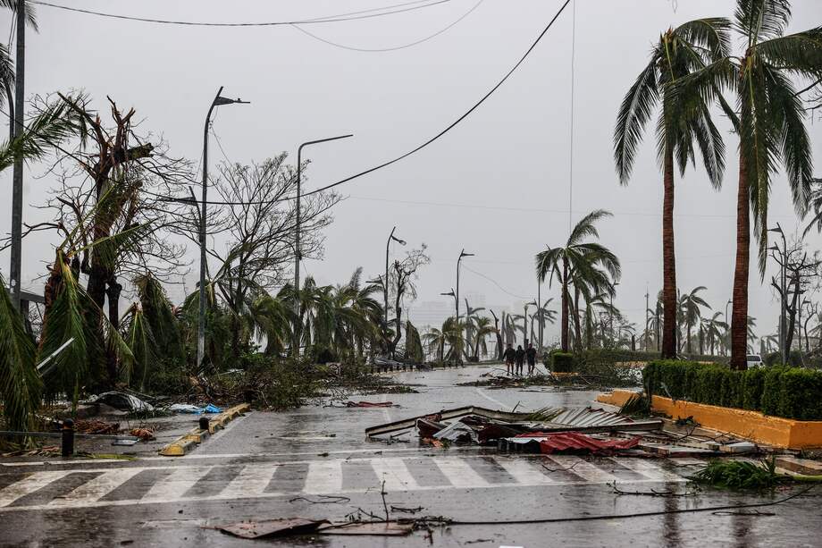 Fotografía de una calle afectada por el paso del huracán Otis en el balneario de Acapulco, en el estado de Guerrero (México).