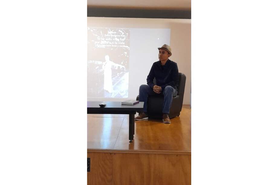 Édison Marulanda, autor del libro "Si he sido vida fue por darte a ti la vida. La balada entre besos y voces".