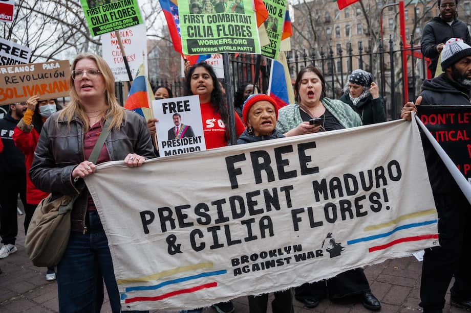 Partidarios del expresidente de Venezuela Nicolás Maduro portan pancartas y gritan durante protestas simultáneas frente al tribunal federal.