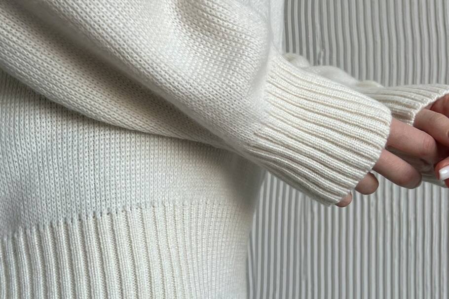 Estas uñas tienen un color amarillo muy claro con un efecto brillante al final.