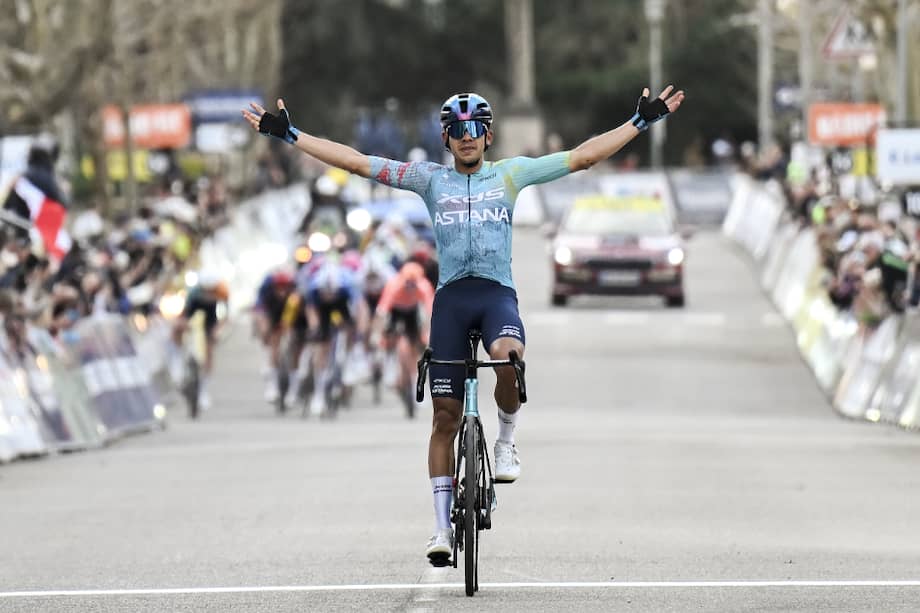 El colombiano sufrió un pinchazo en su rueda a falta de 19 kilómetros, se reincorporó al pelotón principal y consiguió un ataque ganador sobre el final.