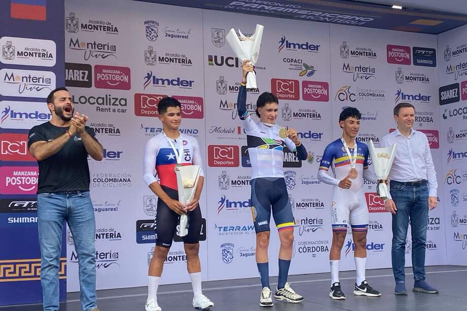 José Manuel Posada en lo más alto del podio de la contrarreloj de hombres en la categoría juvenil del Campeonato Panamericano de Ruta Montería 2026.