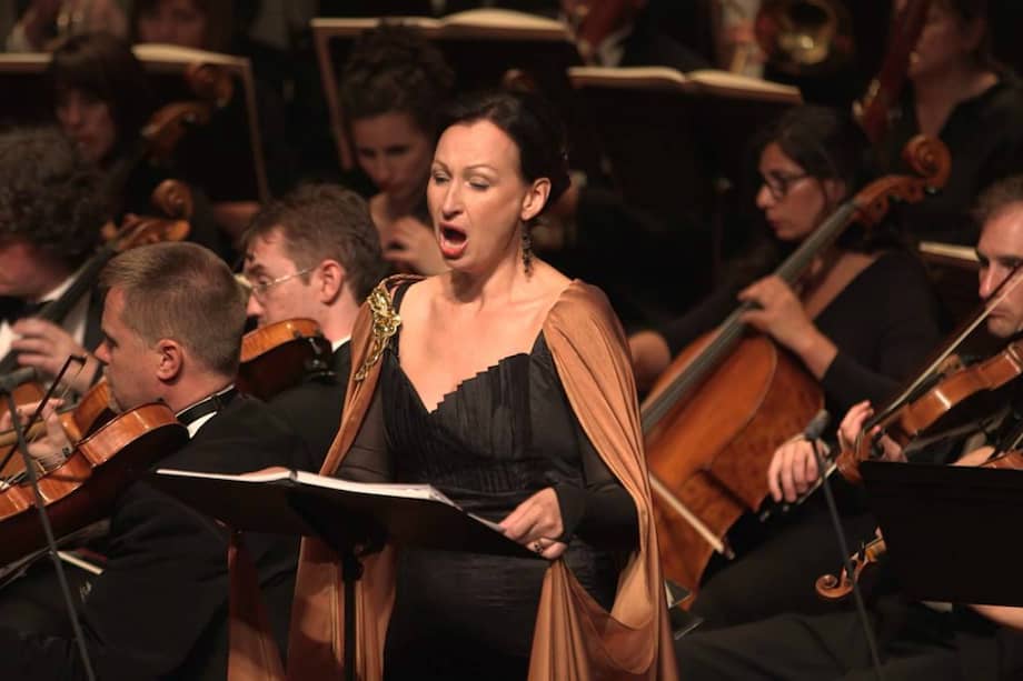 El príncipe Tamino, interpretado por el tenor Charles Castronovo, pone a prueba los poderes mágicos de su flauta, rodeado por algunas de las criaturas fantásticas concebidas por la directora de escena, Julie Taymor. / Cortesía
