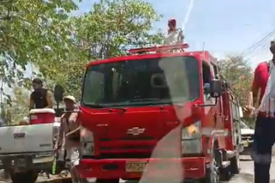 Imagen del video de redes sociales en el que denunciaron el uso del carro de bomberos de Coello, Tolima.