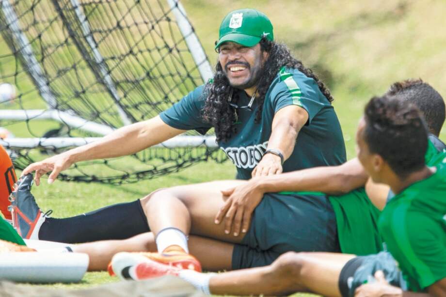 Higuita perdió la paciencia y se enfrentó a hincha que lo insultaba
