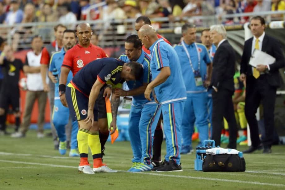James Rodríguez, tras sufrir el golpe en su hombro en el duelo de Colombia contra Estados Unidos. / AFP