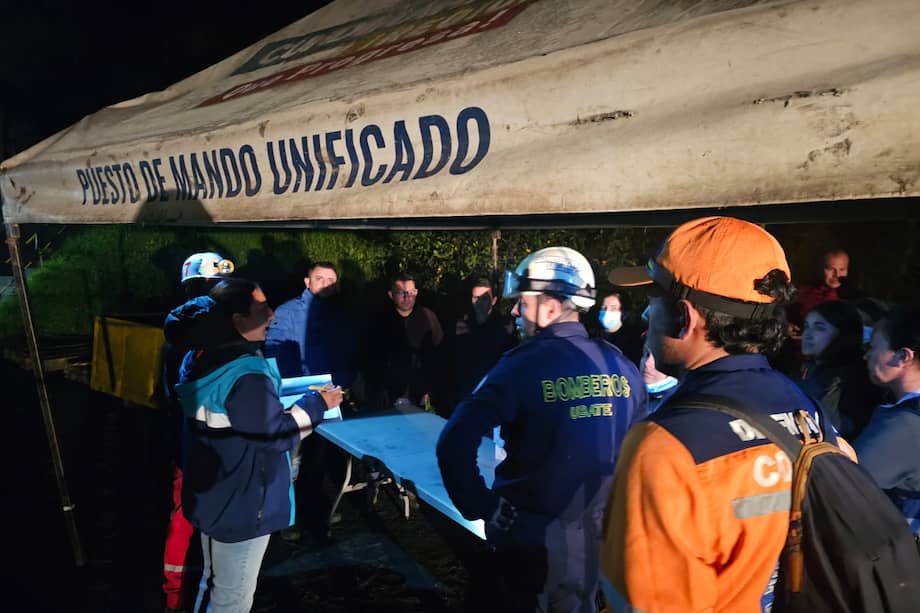 Delegación departamental de bomberos de Cundinamarca confirmó el rescate de seis de los quince mineros que quedaron atrapados aproximadamente a 600 metros de profundidad tras una explosión.