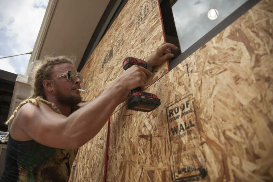 Los ciudadanos de Nueva Orleans preparan sus viviendas desde ya para el posible impacto del huracán en la zona. / AFP