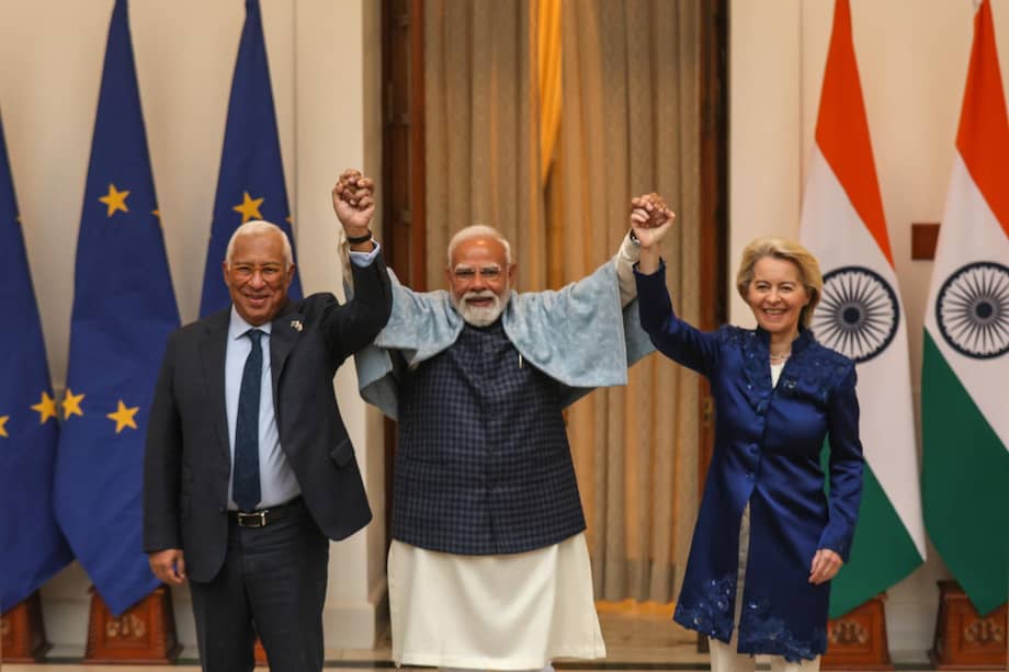 La presidenta de la Comisión Europea, Ursula von der Leyen (dcha.), y el presidente del Consejo Europeo, Antonio Luis Santos da Costa (izq.), posan para fotografías con el primer ministro indio, Narendra Modi (centro), antes de una reunión en Hyderabad House, Nueva Delhi, India, el 27 de enero de 2026. Ursula von der Leyen se encuentra de visita de cuatro días en la India. (Nueva Delhi) EFE/EPA/RAJAT GUPTA