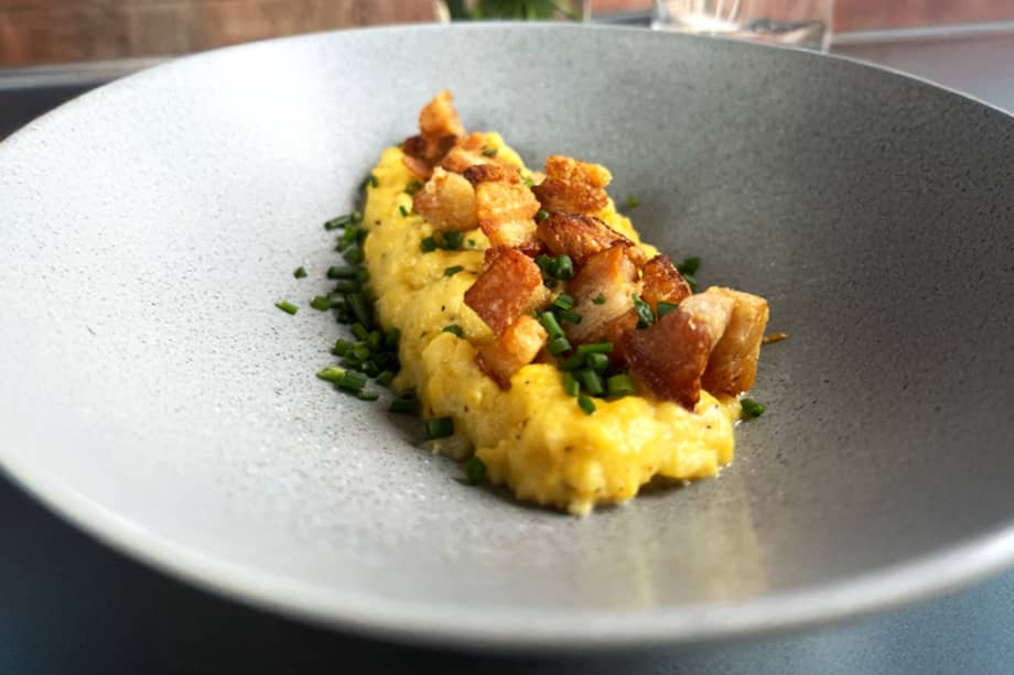 Huevos cremosos con queso paipa y chicharrón.