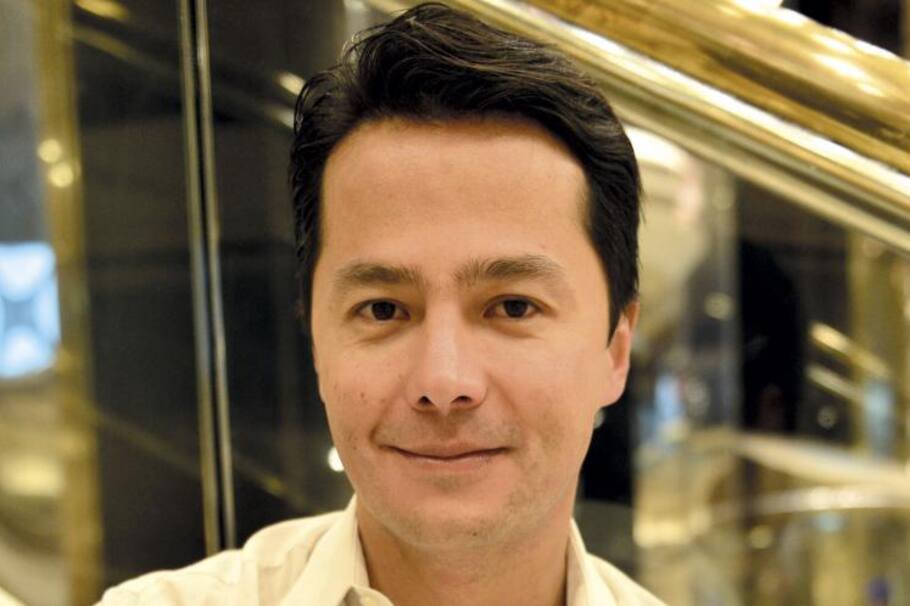 «Ochenta años de coronas» por Alan González