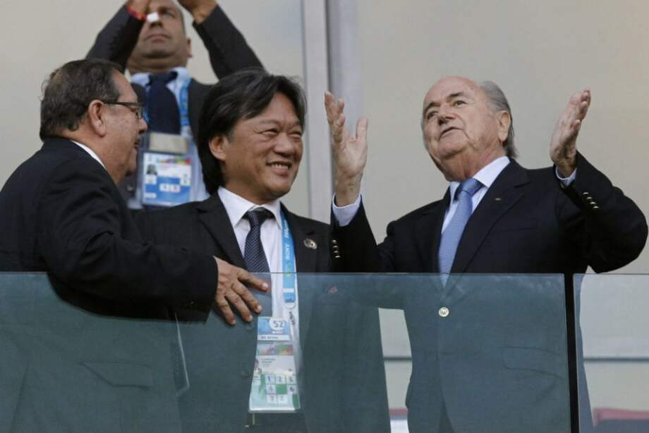 Eduardo Li junto con Joseph Blatter. Foto: AFP