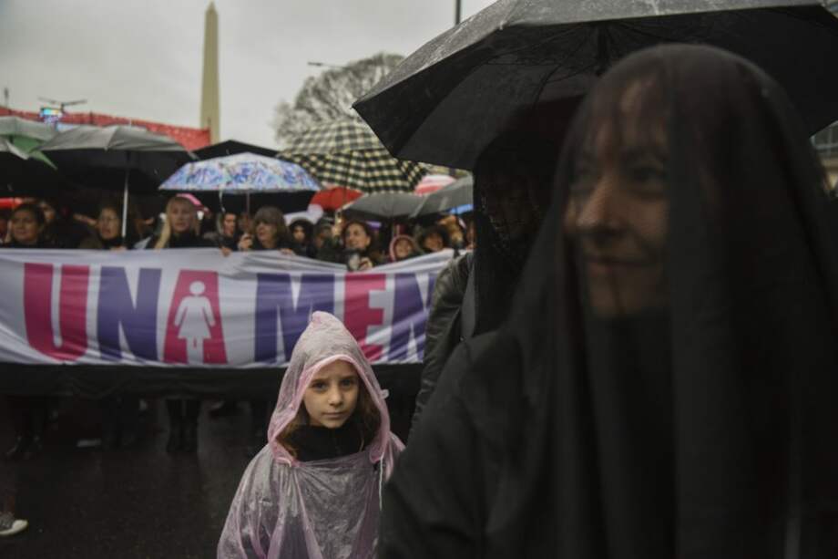 La marcha inició en Argentina (imagen), donde ocurrió el asesinato de Lucía Pérez, una menor de 16 años que fue brutalmente abusada sexualmente, hecho que desencadenó movilizaciones en varios países del continente. / AFP