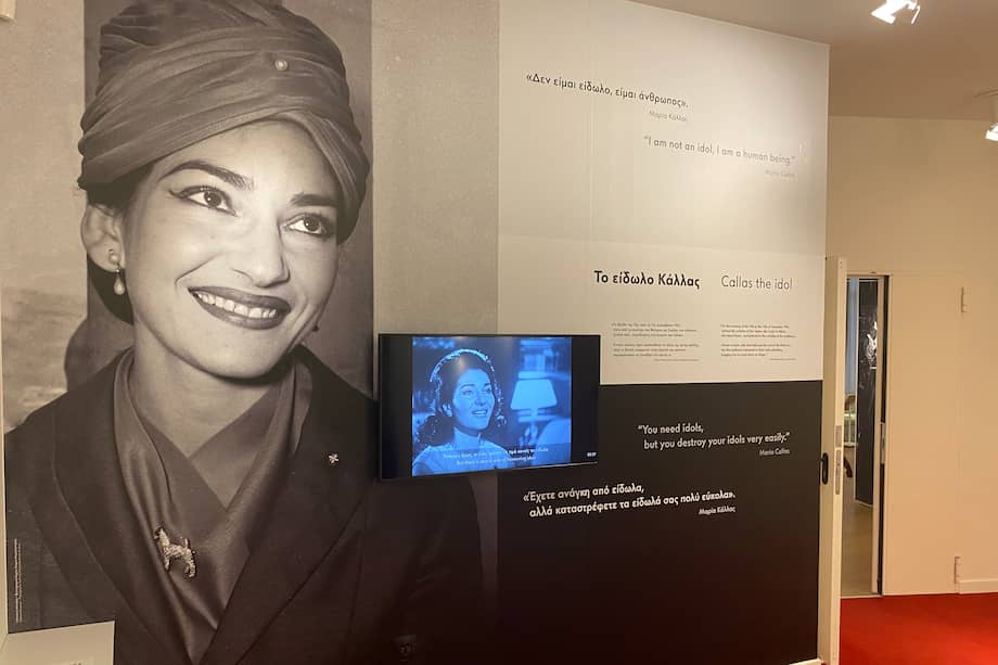 Un afiche gigante de María Callas en la entrada del museo dedicado en su memoria, en Atenas.