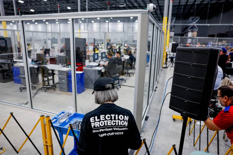 Un monitor no partidista vigila las elecciones presidenciales en el condado de Fulton, Georgia.