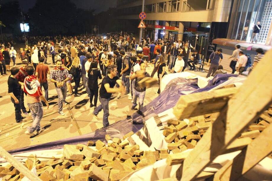 Manifestantes protestan por el proyecto de remodelación del parque Gezi de Estambul, que originó la revuelta que sacude desde hace dos semanas al país./ EFE