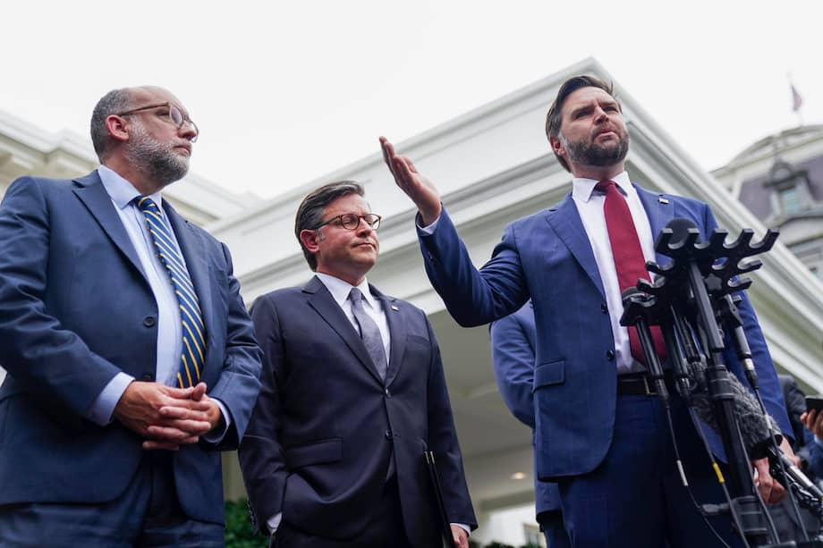 El vicepresidente de Estados Unidos, J. D. Vance (derecha), con el director de la Oficina de Administración y Presupuesto (OMB), Russell Vought (izquierda), y el presidente de la Cámara de Representantes, Mike Johnson.