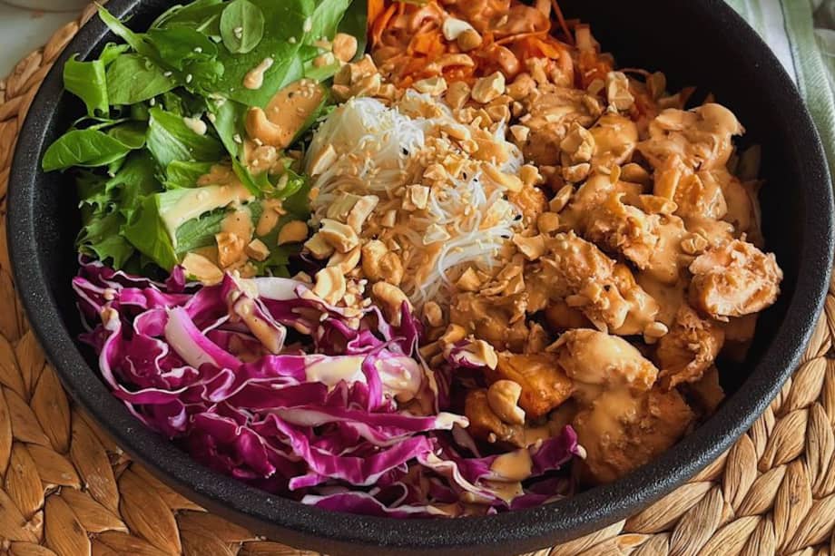 Usa miel de agave en esta ensalada thai con salmón para hacer el aderezo.