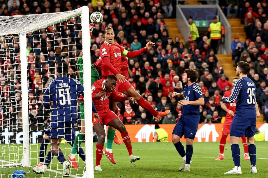 Virgil van Dijk, capitán de Liverpool, durante el partido de vuelta de los octavos de final de la UEFA Champions League 2024/25 contra París Saint-Germain en Anfield, Inglaterra.